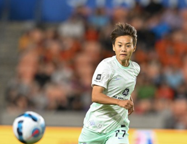 体操赛场再起风云：西城赤兔队火力全开嵩山火箭队，新援首秀制胜边路成突破口(足球春日里再起舞)