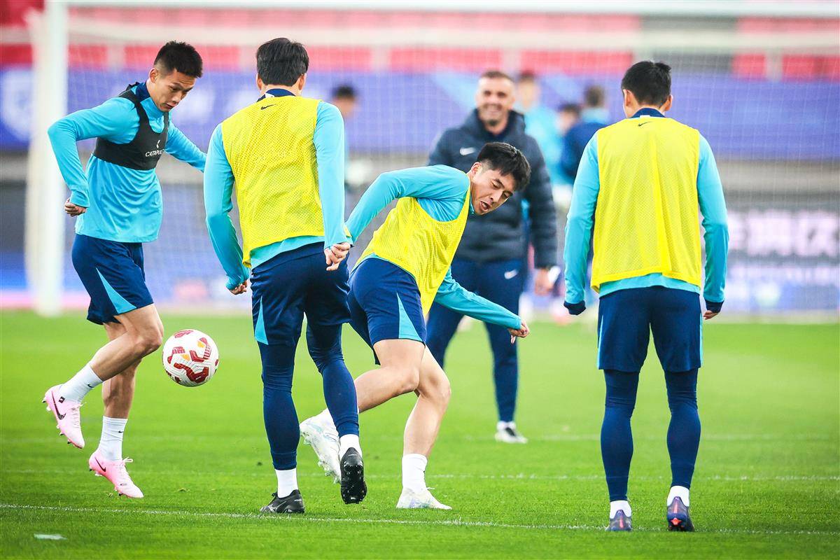 中超倒计时，武汉三镇清晨回应争议，细节引发关注，信心回归，训练强度明显提升的简单介绍