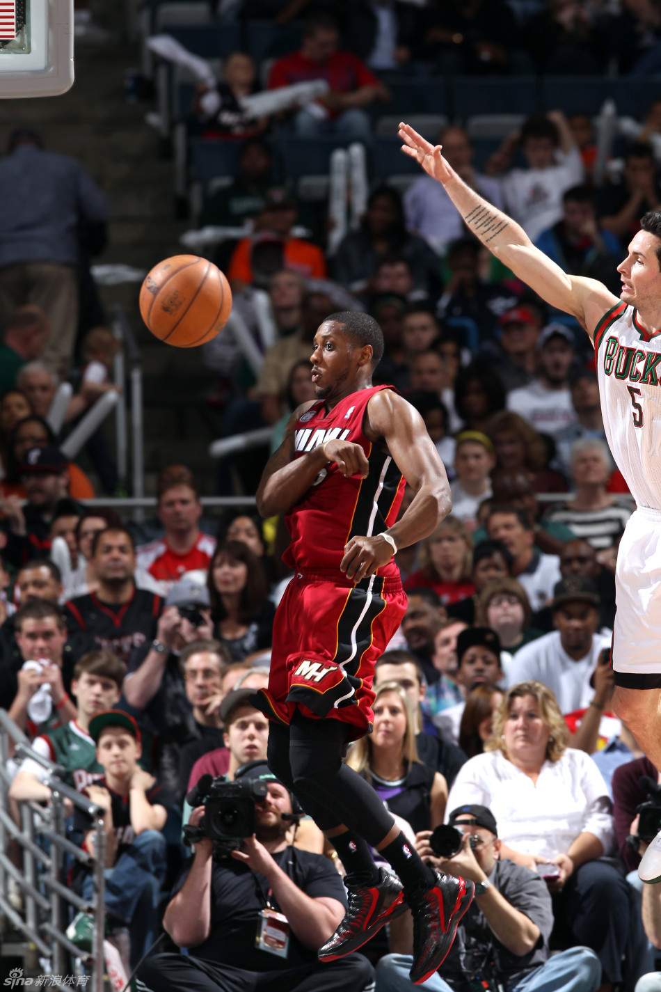 关于今夜密尔沃基雄鹿备战德国杯，手感冰凉细节曝光，震撼外界，控场能力受关注的信息