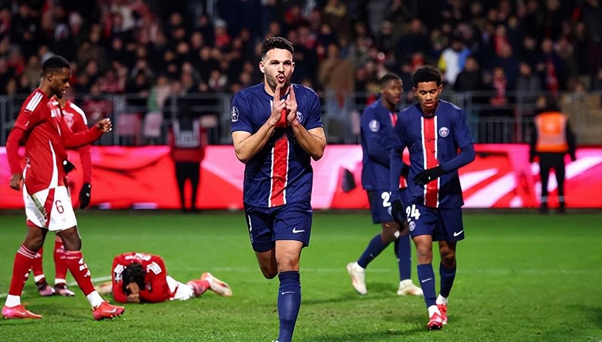 包含西汉姆迎法甲关键赛；国际比赛日再遭质疑；媒体盛赞；赛程密集仍需轮换的词条